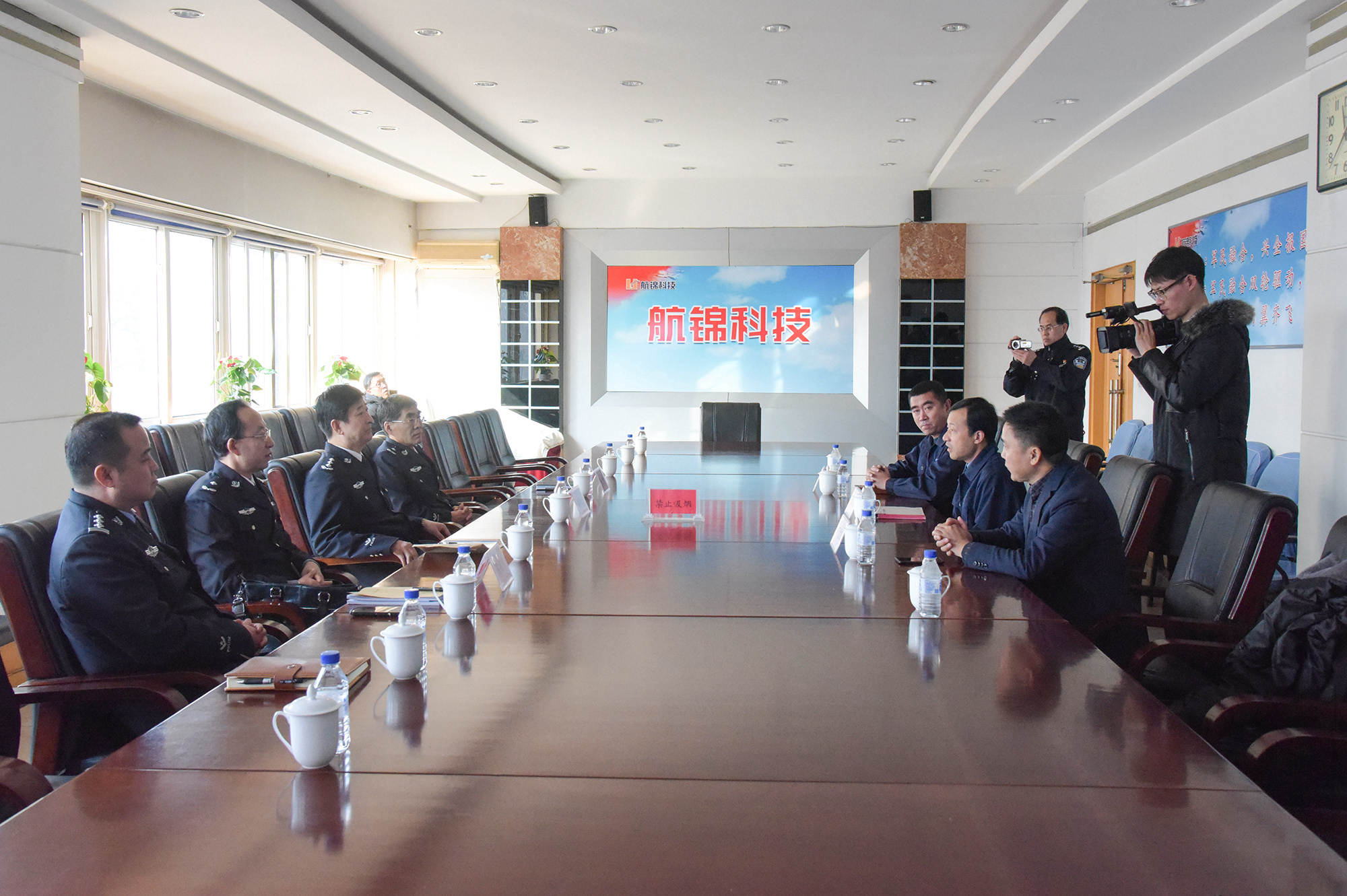 省公安廳黨委副書(shū)記 副廳長(zhǎng)潘春吉來(lái)公司視察調(diào)研